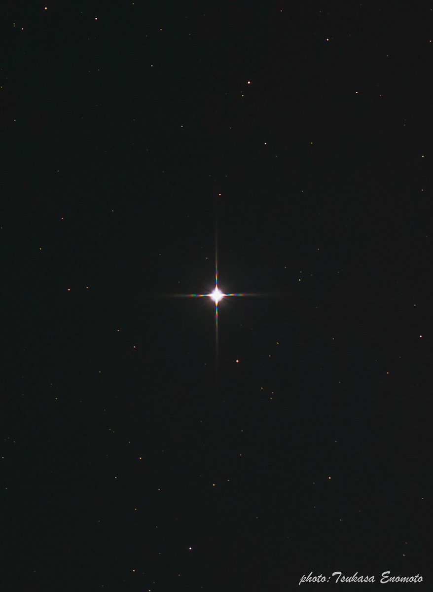 フォーマルハウトは、みなみのうお座で最も明るい恒星で、「魚の口」という意味を持っています。

フォーマルハウトは地球から約25 光年の距離にあり、青白く輝く星です。

「秋の一つ星」とも呼ばれます。

撮影者：榎本 司