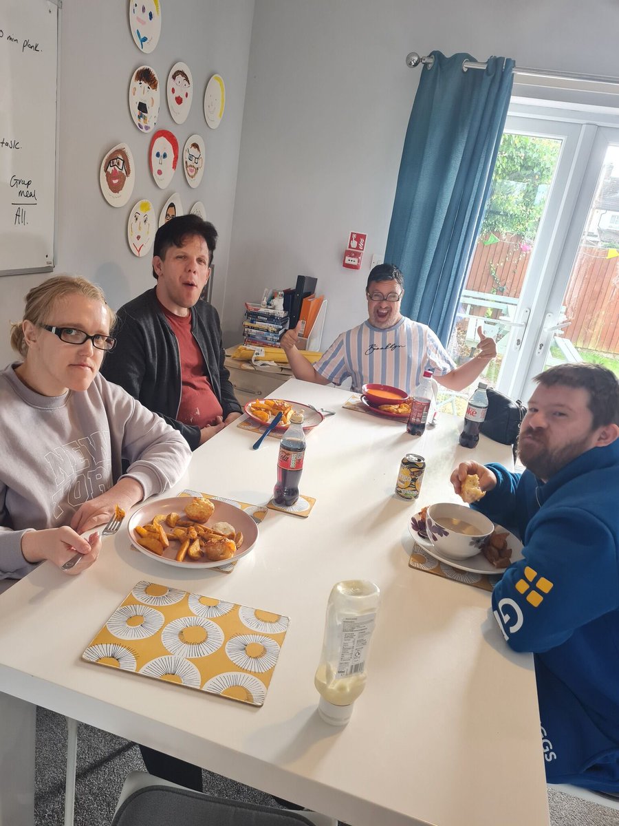 Kasbah_Kent's tweet image. You guys have been loving our cooking lately so here is a peak at this weeks dishes.

Maddison House made homemade cheese muffins with soup and wedges, delcious! 😋

Find out more about how our services can help you: kasbah.org.uk/our-services

#SupportGroup #DisabilitySupportGroup