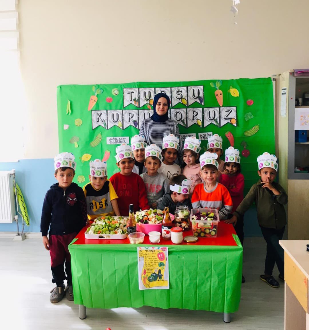 BeyAhlat's tweet photo. Okulumuz anasınıfı öğrencileri, minik elleri, kocaman yürekleri ile “Turşu Kuruyoruz” etkinliği yaptılar. Maharetli parmakların , leziz turşularından yemek için okulumuza buyurmaz mısınız? 
Öğretmenimiz @uzunselvi_elif ‘yi tebrik ediyoruz. @Bitlis_Mem @AhlatIlce @kasm_baykar https://t.co/LPg128vu4L