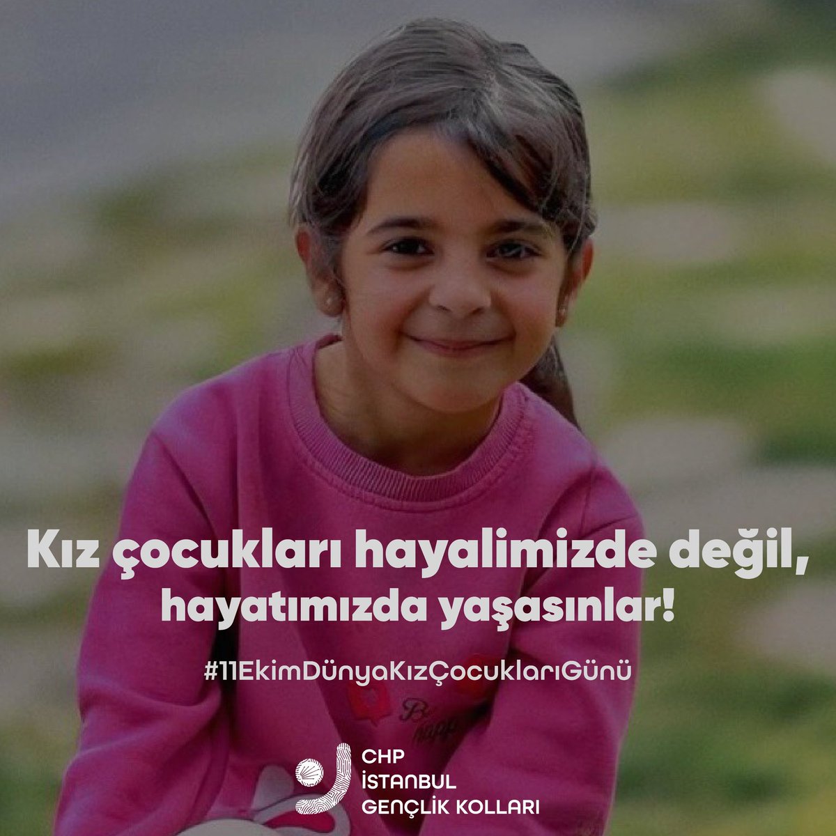 yenigenclikist's tweet photo. 11 Ekim Dünya Kız Çocukları Günü'nde, kız çocuklarının eğitimsiz bırakılmasına, erken yaşta evlendirilmesine ve cinsiyet eşitsizliğine karşı durmaya devam ediyoruz. 

Yaşam haklarının ellerinden alınmadığı yarınlar inşa etmek için mücadelemizden vazgeçmeyeceğiz! https://t.co/z3dzS19Bq6