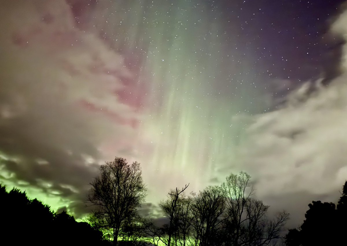 Different colors appear because of the type of gas particles colliding with solar winds: highly reactive atomic oxygen at higher altitudes creates green and red, nitrogen adds blue and purple. Nature's light show! #scienceiscool #aurora-borealis #northernlights #vermont
