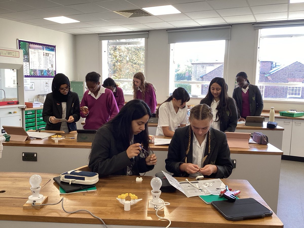 #BGSYear10 wiring a plug, even though we don’t need to do this anymore, it’s still a useful skill to have! Did you know that British plugs are the safest in the world? #BGSPhysics