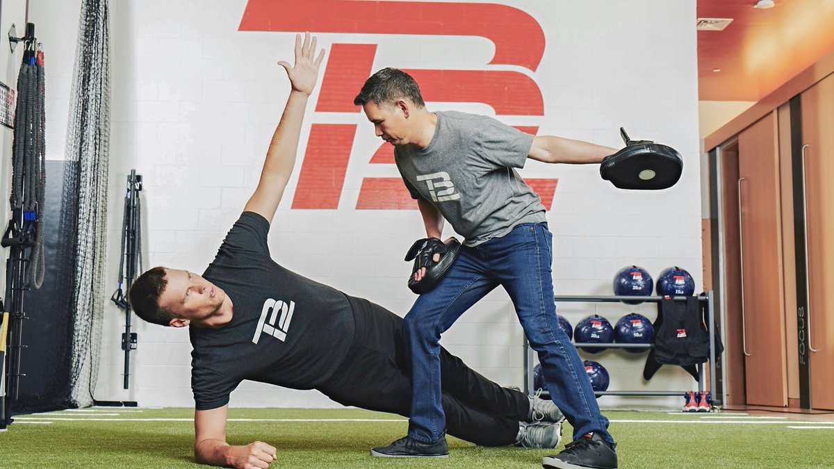 AloeTallow's tweet image. How was Tom Brady the only player in NFL history to play at an ELITE level despite being 40+ years old?

(It wasn’t genetics…)

Known for being a psycho about results, he would do ANYTHING to get an edge

Here are 12 keys on diet and lifestyle from TB12 method 🔑🐐

 THREAD