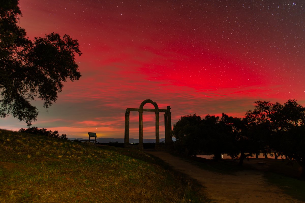 La aurora boreal que se vio anoche en toda España, muy potente, llegándose a ver incluso a simple vista durante unos diez minutos que el cielo se tiñó de rojo.
Ruinas romanas de los Mármoles, Bohonal de Ibor (Cáceres)
Madrugada del 22 de octubre de 2024.