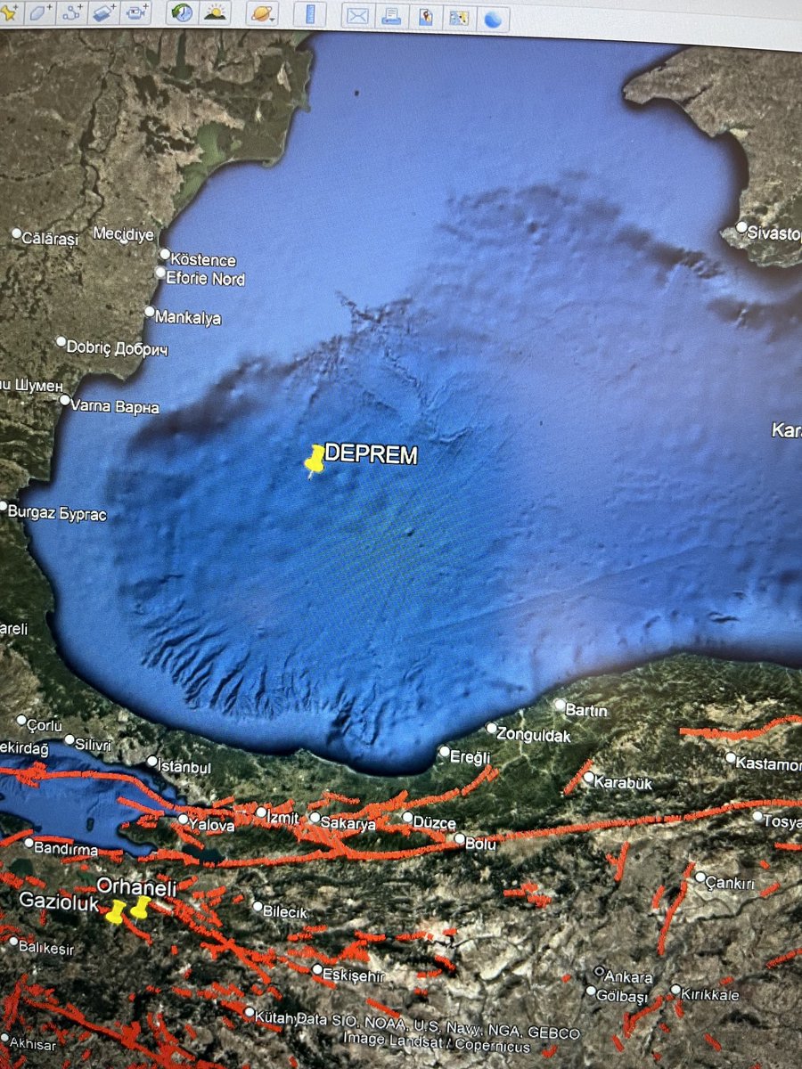 nacigorur's tweet photo. Arkadaslar, Karadeniz’de 5,0 deprem oldu. Deprem B.Karadeniz Havzasinda ve kuzey Doruca orojeni uzerinde burada NE uzanan horst ve grabenler var (Dinu vd 2005) https://t.co/VzIY284qhm