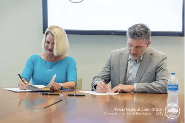 CoorestOfficial's tweet photo. Texas Sets a Landmark in Carbon Capture and Storage! 🌍

The Texas General Land Office has made history by leasing over 271,000 acres of offshore land to ExxonMobil for carbon capture and storage, marking the largest such lease in U.S. history. This bold move aims to permanently trap carbon emissions, offering potential benefits not only for the environment but also for public schools in the state. 🌱

This groundbreaking agreement covers submerged land off the coasts of Galveston, Chambers, and Jefferson Counties, and highlights Texas’ commitment to innovative climate solutions. 🌊

🔗 Learn more: https://t.co/QoDYG75FFa

#Sustainability #CarbonCapture #CleanEnergy #Texas #ClimateAction