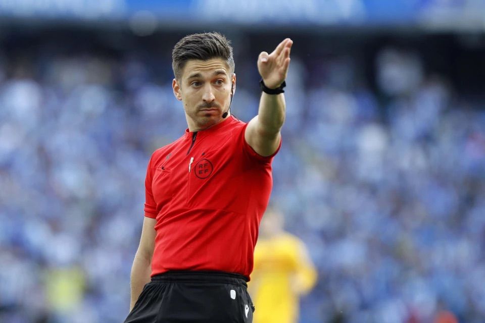 gipuzkoafutbola's tweet photo. ⚖️ 𝐄𝐏𝐀𝐈𝐋𝐄𝐄𝐍 𝐍𝐀𝐙𝐈𝐎𝐀𝐑𝐓𝐄𝐊𝐎 𝐄𝐆𝐔𝐍𝐀

Gaurkoan gure epaile eta laguntzaile guztiak zoriondu nahi ditugu astebururo egiten duten lanagatik 💪

En el Día Internacional del Árbitro/a queremos felicitar al colectivo arbitral por el trabajo que realizan cada jornada💪 https://t.co/CFRhGkfH8S