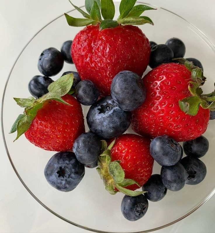Now_Glowing's tweet photo. Strawberries and blueberries are packed with antioxidants that boost skin health, fight aging, and promote a natural glow. Rich in vitamins C and A, they improve collagen production, reduce inflammation, and support overall skin hydration.
#GirlTalkZA Kabza Elaine Drip Skincare https://t.co/R3YEk8DTpY