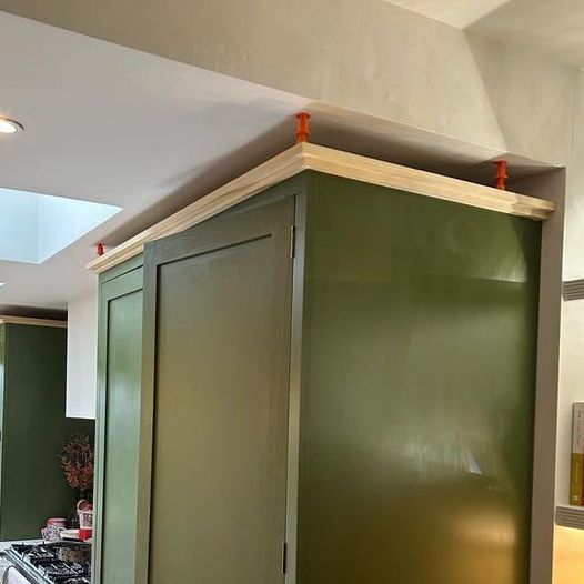 Space_Plug's tweet image. A brilliant hack from Chip &amp;amp; Dowel . They used the Space-Plug to apply pressure while the glue was going off! Brilliant idea! #spaceplug #adjustablefixing #installtip #fixings