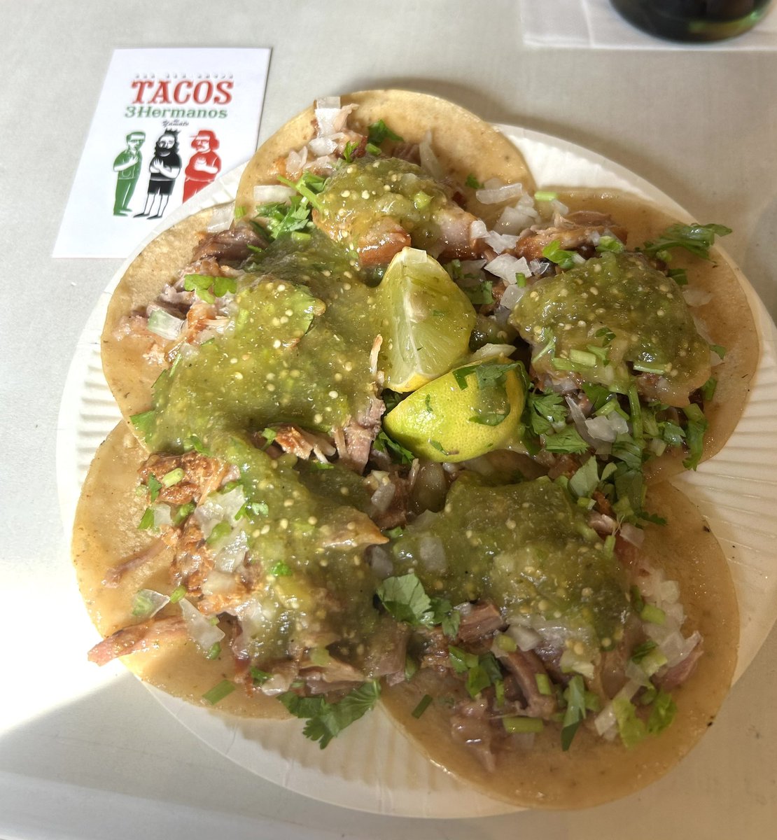 Fernando3rd's tweet photo. 最近東京にある本格メキシカン開拓にハマってます。
その中でもメキシコの屋台タコスに1番近いと思ったのが、原宿の”TACOS 3 Hermanos”

店内もスペイン語が入り乱れており懐かしい気持ちになれました。

ただ5個入りで2000-3000円するので、そこは本場より0が1つ多いなと笑🌮 https://t.co/PP21KPRyI5