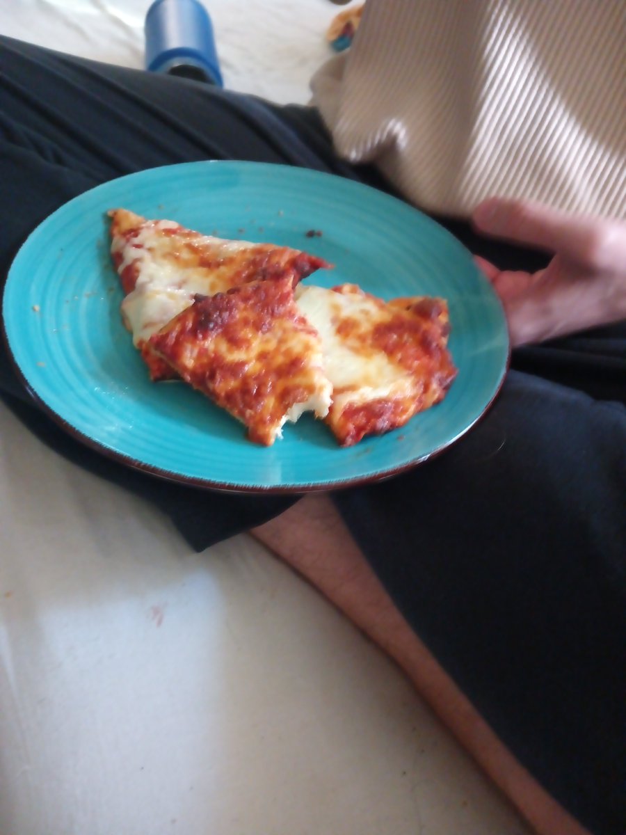 dawley_eats's tweet photo. Crazy neighbor brought me a great big pie https://t.co/ACXNUtyTLj