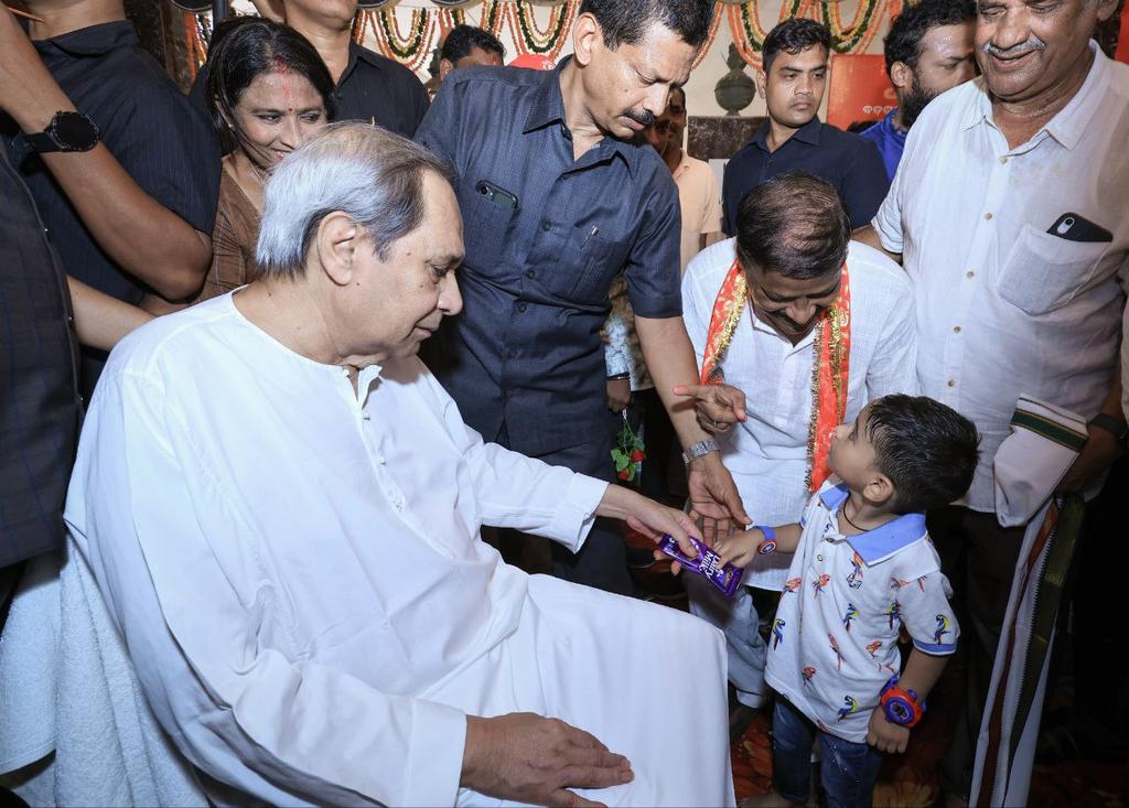 Naveen_Odisha's tweet photo. ମହାଅଷ୍ଟମୀରେ ଭୁବନେଶ୍ୱରର ପୂଜା ମଣ୍ଡପ ବୁଲି ମା'ଙ୍କ ଆଶୀର୍ବାଦ ନେଲି। ଜଗତଜନନୀ ସଭିଙ୍କ କଲ୍ୟାଣ କରନ୍ତୁ। ସମସ୍ତଙ୍କୁ ମୋର ଶାରଦୀୟ ଶୁଭେଚ୍ଛା ଜଣାଉଛି। #HappyDurgaPuja https://t.co/zWvtIBk3Po