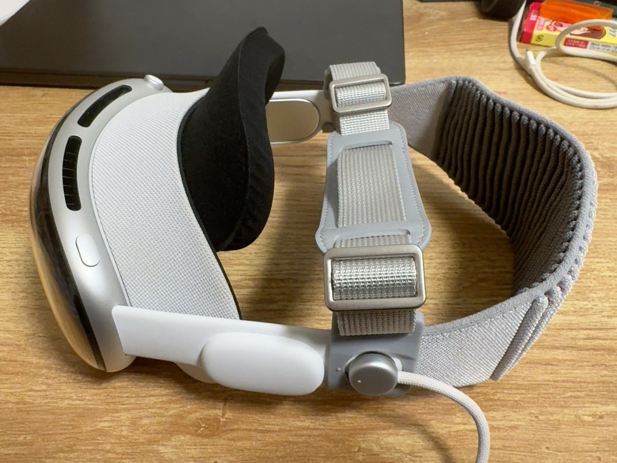 bern3rs_h's tweet image. #newtoy
趁着最近 A 股大牛，终于解了三四年的套，并小赚了一点，迅速清仓，离开这个和赌场没啥区别的金融市场，并用赚的钱入手了心心念念很久的 AVP。
（自己结合了三家的配件，做了每个 Vision Pro 用户都会做的舒适性改造，现在的舒适度很满意～