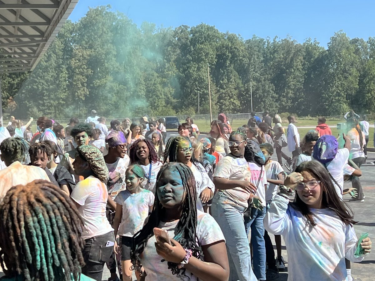 WMSHCS's tweet photo. Our 2nd annual school-wide fun run was a success! The students and staff had an amazing time! Thank you @wilkerson_banks for making this happen! #workhardplayhard #Connectivity #wmspackpride https://t.co/gx782Rkqf2