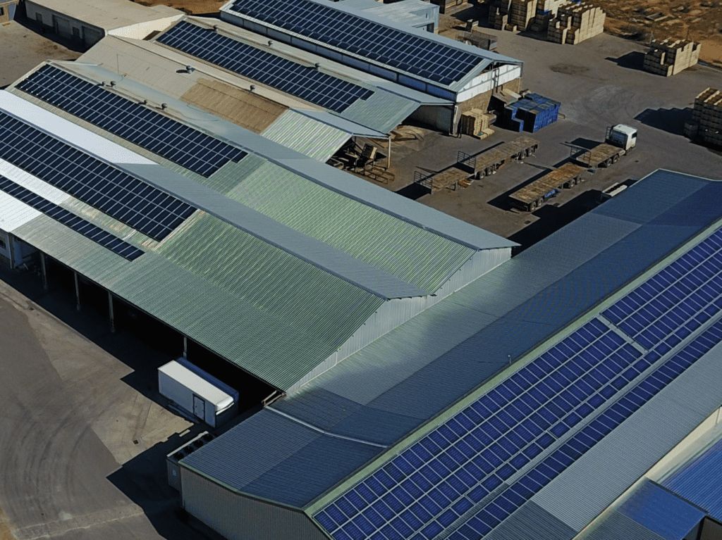 A solar #minigrid empowers rural lives in Zimbabwe 🇿🇼  by bringing clean, reliable electricity to over 100 homes and businesses for the first time in Hakwata village. 

Read more 👉  buff.ly/3NmkAZG 

Source: <a href="/ESIAfrica/">ESI Africa</a>