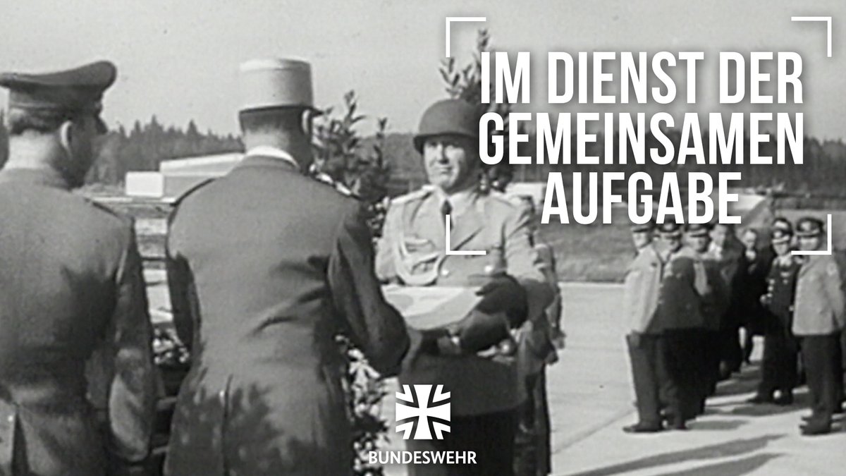 bundeswehrInfo's tweet image. Partnerschaft mit Tradition: Dieses #Classix von 1967 zeigt #Heeresflieger der Bundeswehr bei einer gemeinsamen Übung mit ihrer französischen Paten-Einheit, der 3. Leichten Division der @armeedeterre. 
Das komplette Classix gibts hier: ▶️youtu.be/agC2tMiPDk8