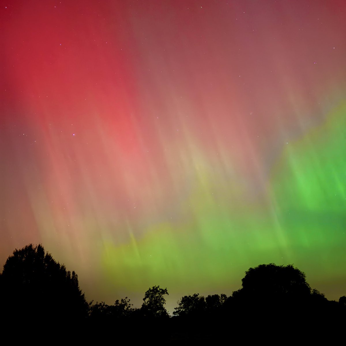 The Northern Lights over the Cotswold Way, West End, Broadway last night #northernlights #aurora #cotswoldway #broadway #cotswolds #broadwaymanor