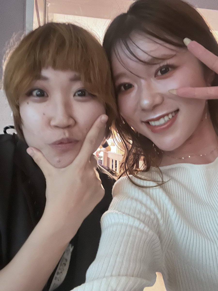 soldout_misaki's tweet photo. 先日の本部集合の時、1枚だけ撮ったやつ今更載せる^_^
本部で唯一同期のおふみと🐈♡（@0035SO ）

明日から3連休だーーーー！！
みなさま、よい休日を✨ https://t.co/JrBPFxQPpj