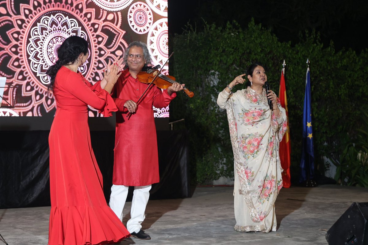 EmbEspIndia's tweet image. 📸Glimpses from a mesmerizing blend of rhythm &amp;amp; grace! Thank you Lorena Ayala, Zila Khan, Sharat Chandra and Shiv for a wonderful performance!💃 The fusion of Kathak and Flamenco lit up the stage on Spain’s National Day celebration at the Embassy of🇪🇸in🇮🇳.

#SpaIndia #NationalDay