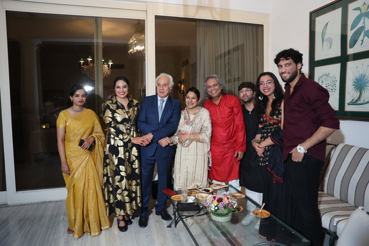 EmbEspIndia's tweet image. 📸Glimpses from a mesmerizing blend of rhythm &amp;amp; grace! Thank you Lorena Ayala, Zila Khan, Sharat Chandra and Shiv for a wonderful performance!💃 The fusion of Kathak and Flamenco lit up the stage on Spain’s National Day celebration at the Embassy of🇪🇸in🇮🇳.

#SpaIndia #NationalDay