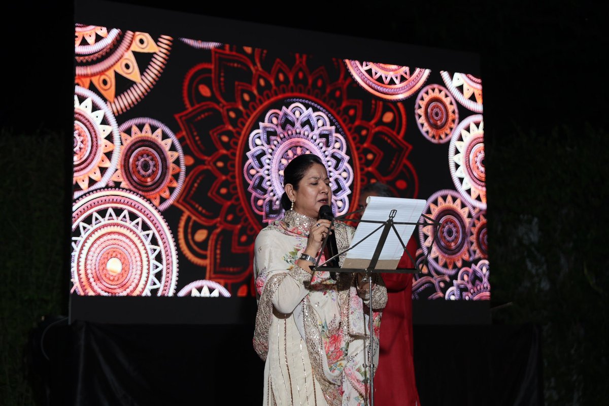 EmbEspIndia's tweet image. 📸Glimpses from a mesmerizing blend of rhythm &amp;amp; grace! Thank you Lorena Ayala, Zila Khan, Sharat Chandra and Shiv for a wonderful performance!💃 The fusion of Kathak and Flamenco lit up the stage on Spain’s National Day celebration at the Embassy of🇪🇸in🇮🇳.

#SpaIndia #NationalDay