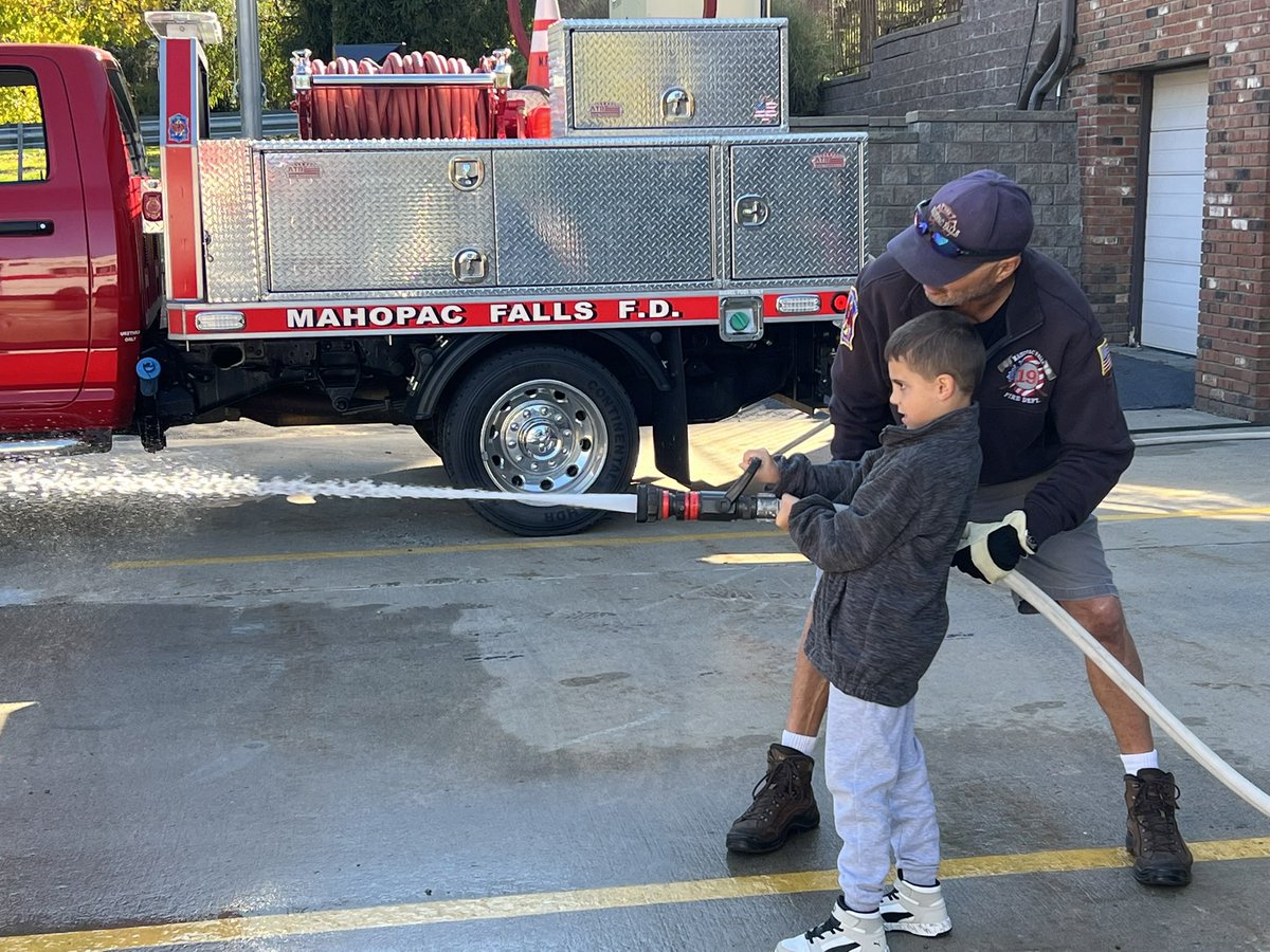 AmyRose2020's tweet photo. We always love our October visit to see our friends and heroes at the Mahopac Falls Fire Department. Thank you for teaching us about fire safety and for volunteering to keep our community safe! 🚒  🔥 @MahopacSchools @ARPanthers https://t.co/EqUVpd6tAu