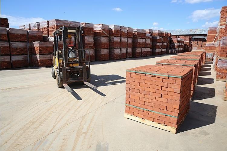 🚀 BİNGÖL'DEN İNGİLTERE'YE HARMAN TUĞLA İHRACATI!

Bingöl'ün Genç ilçesinde üretilen ve dayanıklılığıyla öne çıkan harman tuğlalar, İngiltere'ye ihraç ediliyor! 🇹🇷🏗️
Uzunyayla Group, 1996 yılında Genç ilçesinde tuğla üretimine başladı ve bugün yıllık 25 milyon tuğla üretim