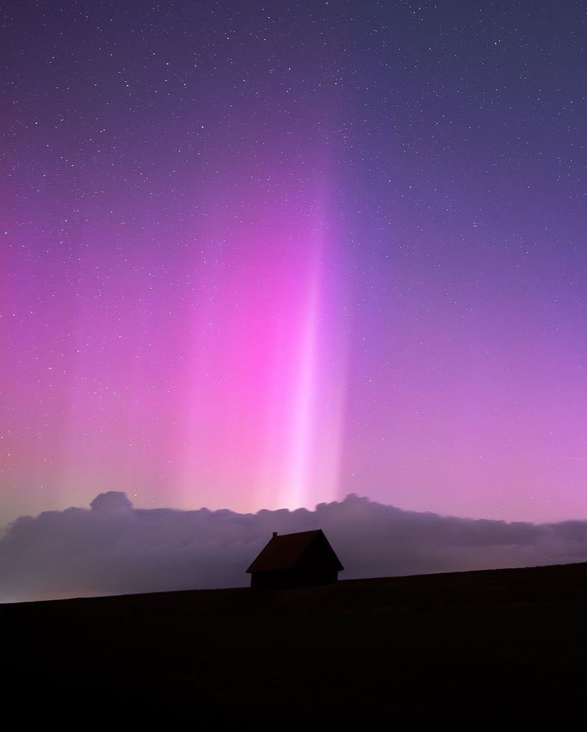 ✨ Wow, did you catch that? The Northern Lights danced across the Netherlands last night! 🌌💜 These rare, magical displays of light painted our skies in vibrant purples and pinks—a true cosmic spectacle. Marvellous. 

📸 <a href="/TimRoosjen/">Tim Roosjen</a>