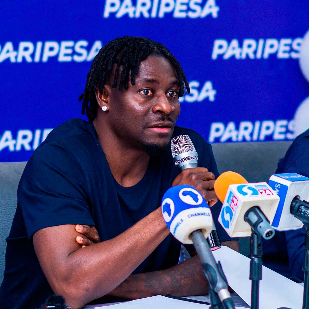paripesa's tweet image. ❗ Obafemi stated that he is excited to become an ambassador for PariPesa and is ready to share exciting content!💥

📸 In the meantime, check out these exclusive photos from the press conference! Get a taste of what lies ahead! 👀✨

#martins