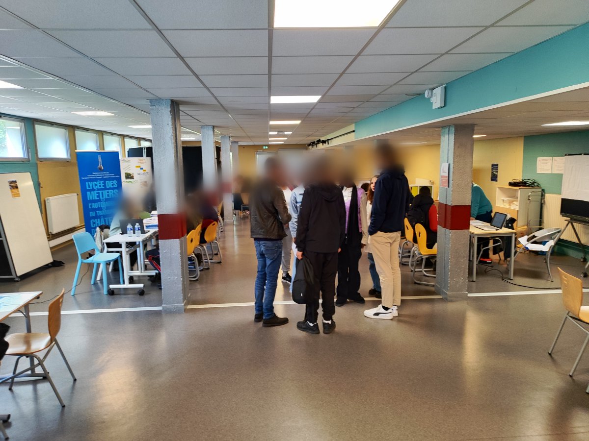 ClgFlamel's tweet photo. Aujourd'hui au Collège Nicolas Flamel de Pontoise, c'est le #ForumDesMétiers et de l'orientation pour nos élèves de 3ᵉ ! 
Un grand merci aux intervenants, établissements, professeurs, agents et élèves pour leur aide précieuse. Ensemble, nous construisons l'avenir !  #Éducation https://t.co/PUMfQDKK1j