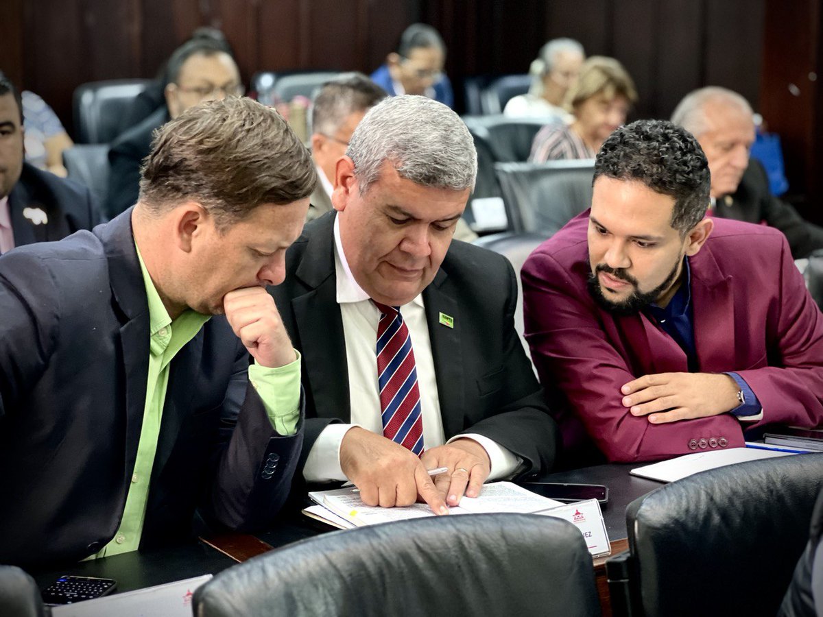 Este jueves #10Oct los diputados de la Fracción Parlamentaria de Copei presentes en esta importante sesión ordinaria de la <a href="/Asamblea_Ven/">Asamblea Nacional 🇻🇪</a>

 Son grandes los retos que se avecinan y en pro de la paz del país 🇻🇪 estamos legislando.