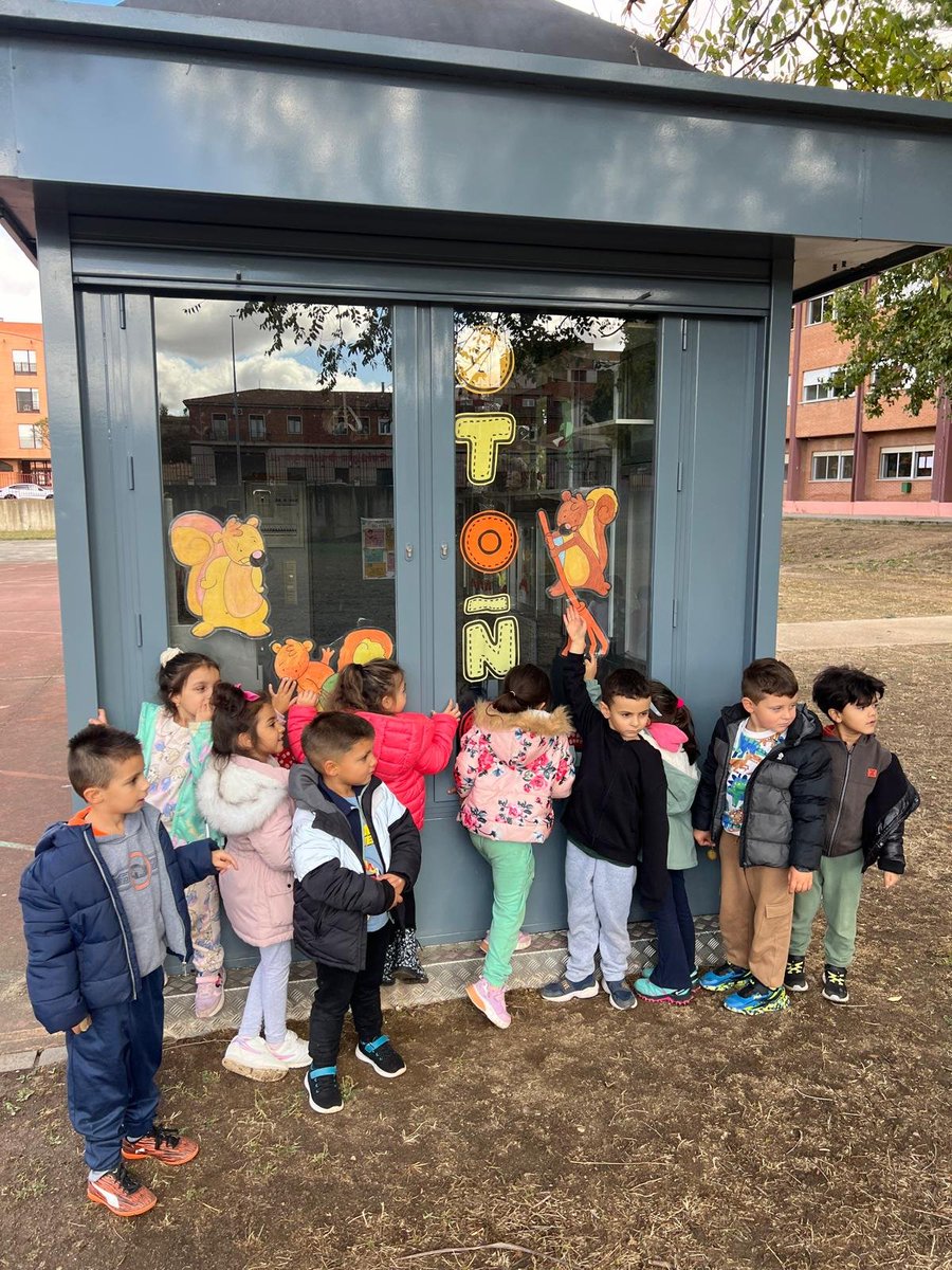 CeipLazarillo's tweet photo. El otoño ya está aquí y los alumnos d 1° y 2° ciclo de infantil y sus tutoras, celebran esta nueva estación decorando el kiosco del patio, nuestro rincón de lectura favorito.
¡Cómo no nos va a gustar entrar a leer dentro! https://t.co/FxpEkxAJ7h