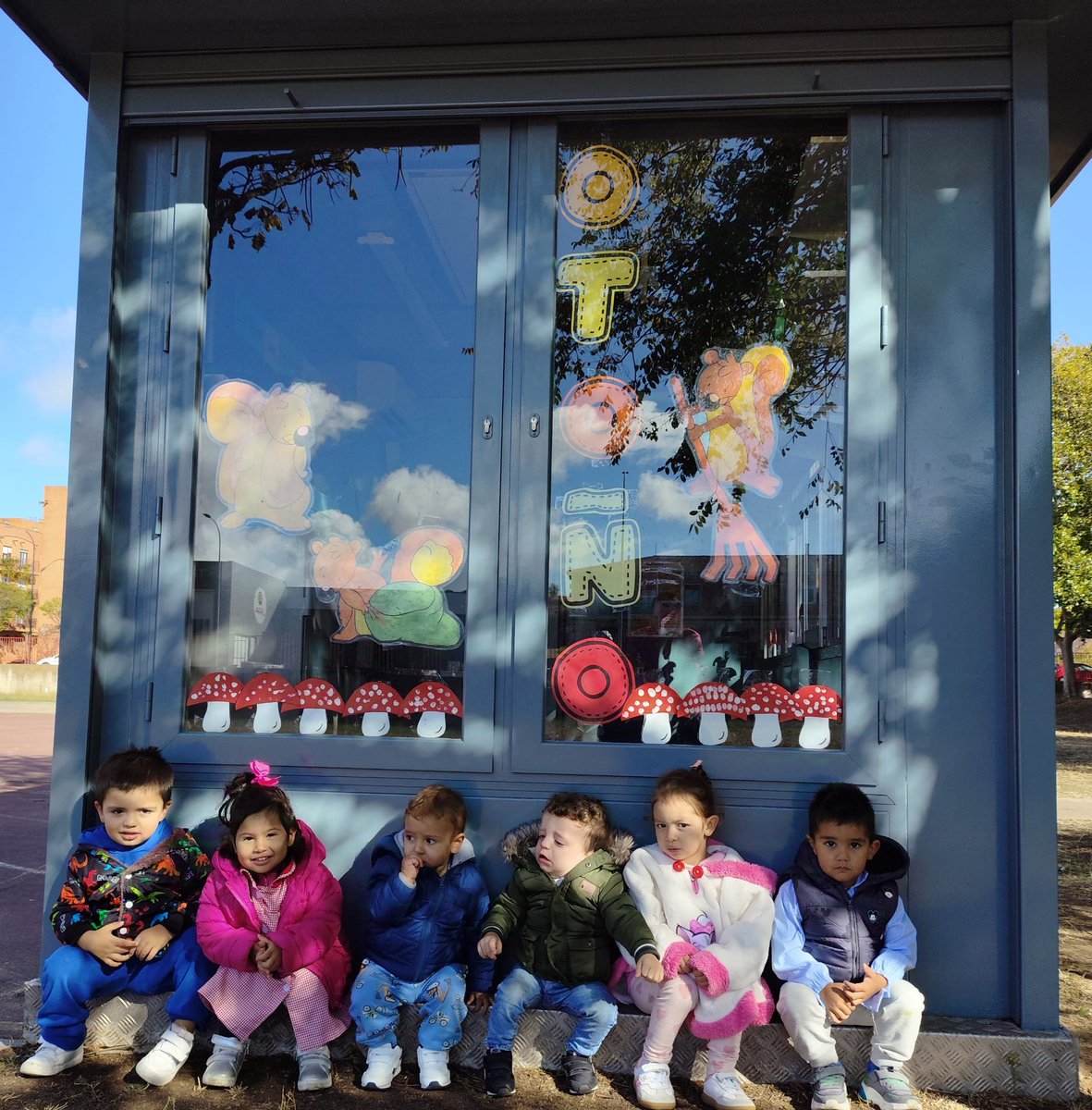 CeipLazarillo's tweet photo. El otoño ya está aquí y los alumnos d 1° y 2° ciclo de infantil y sus tutoras, celebran esta nueva estación decorando el kiosco del patio, nuestro rincón de lectura favorito.
¡Cómo no nos va a gustar entrar a leer dentro! https://t.co/FxpEkxAJ7h