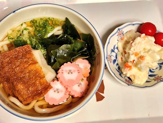 晩ごはん。いなり餅とヒガシマルのうどんつゆで作ったかけうどんめっちゃ相性いいと思う…美味しい! 