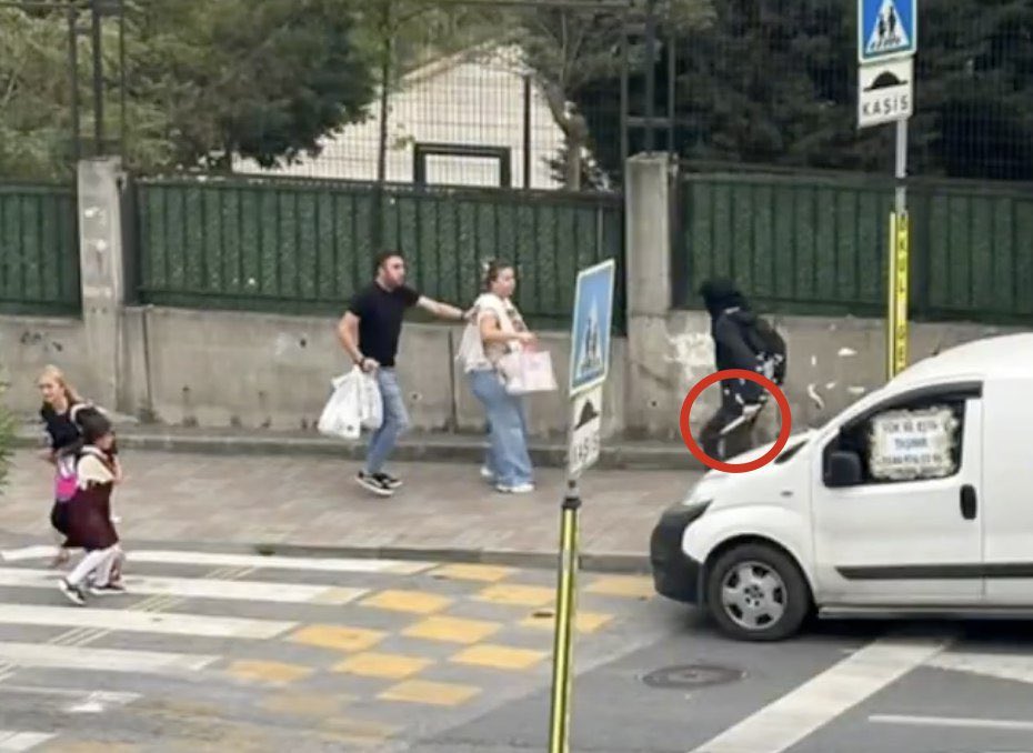 ZamHaberAjans's tweet photo. Başakşehir'de bıçaklı bir şahıs, sokakta rastgele saldırdığı 3 kişiyi yaraladı. https://t.co/kcJmiLtGj8