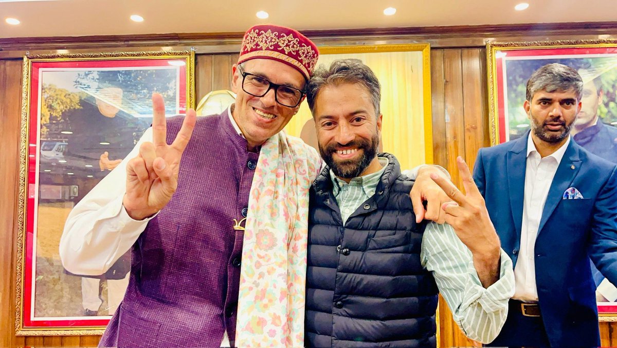 ہمارے دلوں کی دھڑکن چوہدری محمد اکرم صاحب اور میاں مہر علی صاحب، جموں کشمیر کے آنے والے وزیر اعلیٰ عمر عبداللہ کے ساتھ۔

مولا سلامت رکھے۔