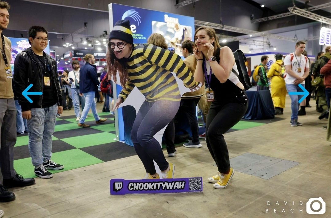 ChookityWah's tweet photo. David Beach gave me, my Cutout and some friends from #aie a small photo shoot and it's everything 👉👈   

 #paxaus2024 #PAXAU #TWITCH #Streamer #Cardboardcutout #ChookAtPAX https://t.co/dbbOHcabO4