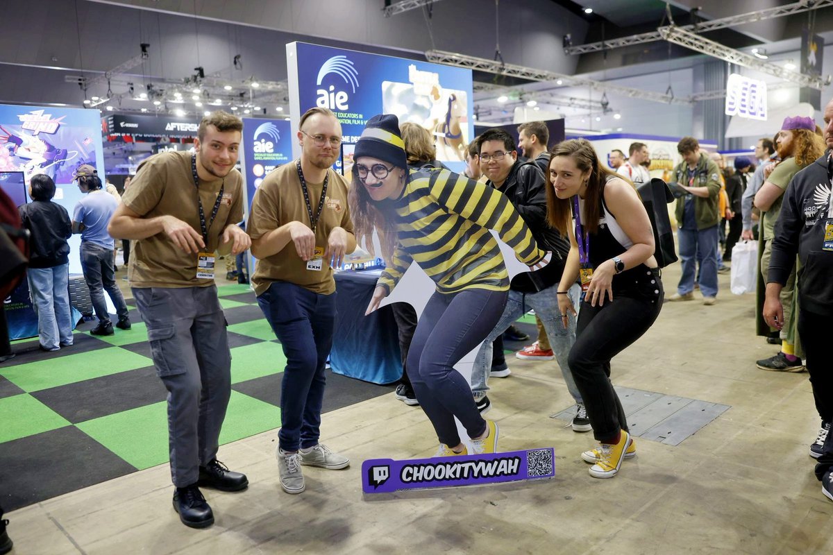 ChookityWah's tweet photo. David Beach gave me, my Cutout and some friends from #aie a small photo shoot and it's everything 👉👈   

 #paxaus2024 #PAXAU #TWITCH #Streamer #Cardboardcutout #ChookAtPAX https://t.co/dbbOHcabO4