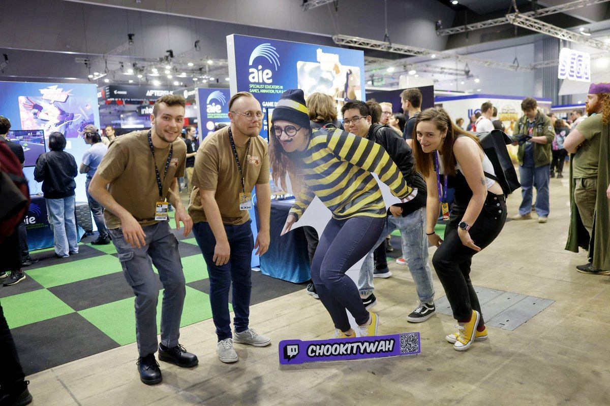 ChookityWah's tweet photo. David Beach gave me, my Cutout and some friends from #aie a small photo shoot and it's everything 👉👈   

 #paxaus2024 #PAXAU #TWITCH #Streamer #Cardboardcutout #ChookAtPAX https://t.co/dbbOHcabO4