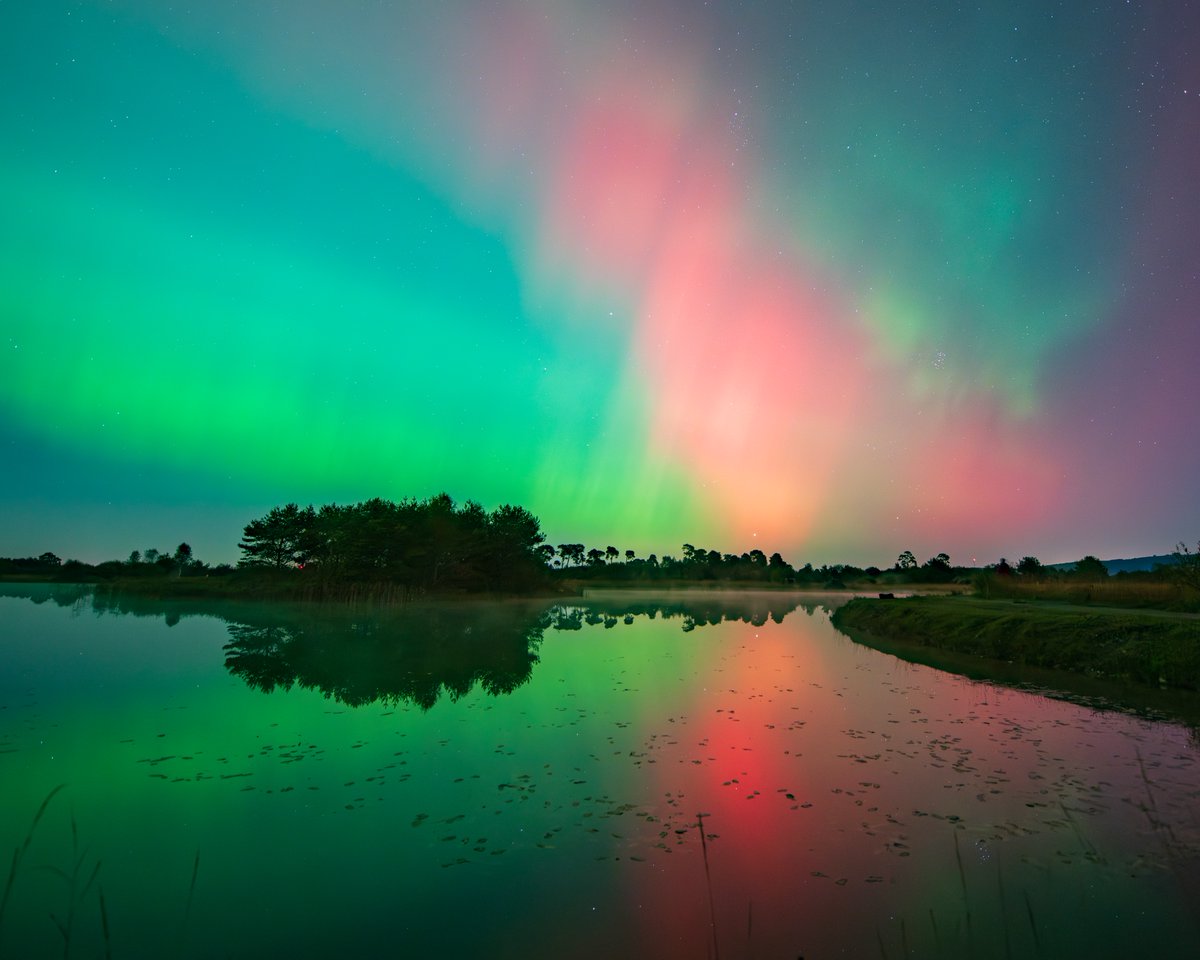 Another shot from the spectacular #aurora display at Lough Doire Bhile, Co. Tipperary in #Ireland. 
Can anyone else see "The Punisher" in this? 💀#northernlights
#StormHour <a href="/CarlowWeather/">Carlow Weather</a> <a href="/IrelandAlerts/">Weather Alerts Ireland ⚡️☔️</a> <a href="/auroraalertsIRE/">Aurora Alerts Ireland</a>