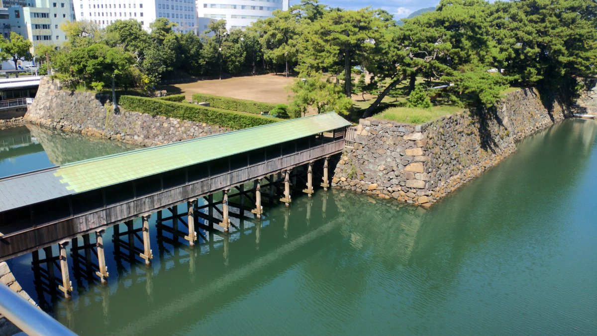 高松城趾に行ってきました🏯
やっと日本三大水城制覇です
潮の満ち引きで堀の水位が
変わるのかな🤔
海水が凄い勢いで流れ込んでいます😮
近くにある高松シンボルタワー29階展望台から見るのが
おすすめですかね。
ほとんどの人が瀬戸内海の
景色を見てるけど自分だけ
🏯見てる(^_^;)
この景色に🍻