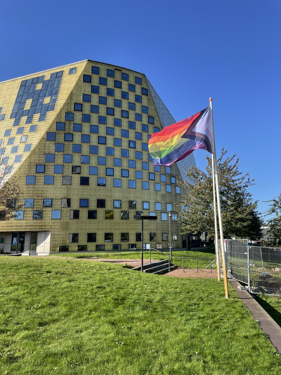 Vandaag is het coming out day. En om uit te dragen dat in Hardenberg iedereen zichzelf moet kunnen zijn hebben inwoners, raad en college samen de progress pride vlag gehesen 🏳️‍🌈