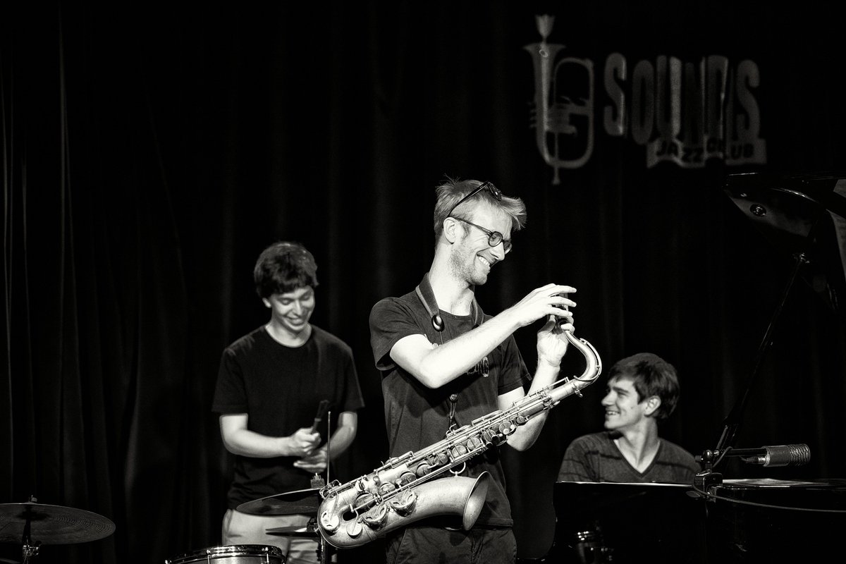 HAPPY RELEASE DAY TO PENTADOX
The trio of Sylvain Debaisieux, Bram De Looze and Samuel Ber keeps innovating and pushing boundaries on their new album, As If It Were Tomorrow, which is released today by Challenge Records!
Listen here: orcd.co/rdjl9y