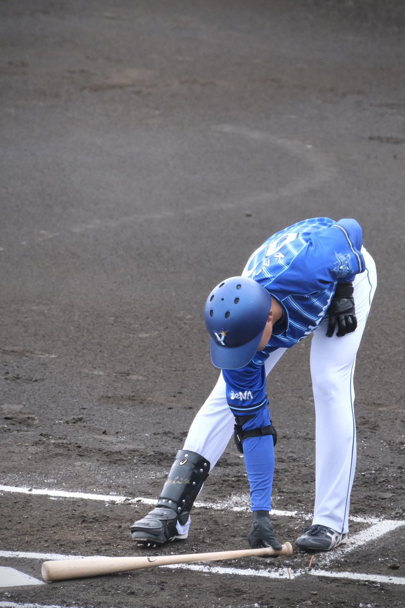 __2481031's tweet photo. ホームベースからバット1本分

 #baystars  
 #勝又温史　選手

 #プロ野球ai的選手のルーティンとクセの写真大集合 https://t.co/t9JMSoCtso
