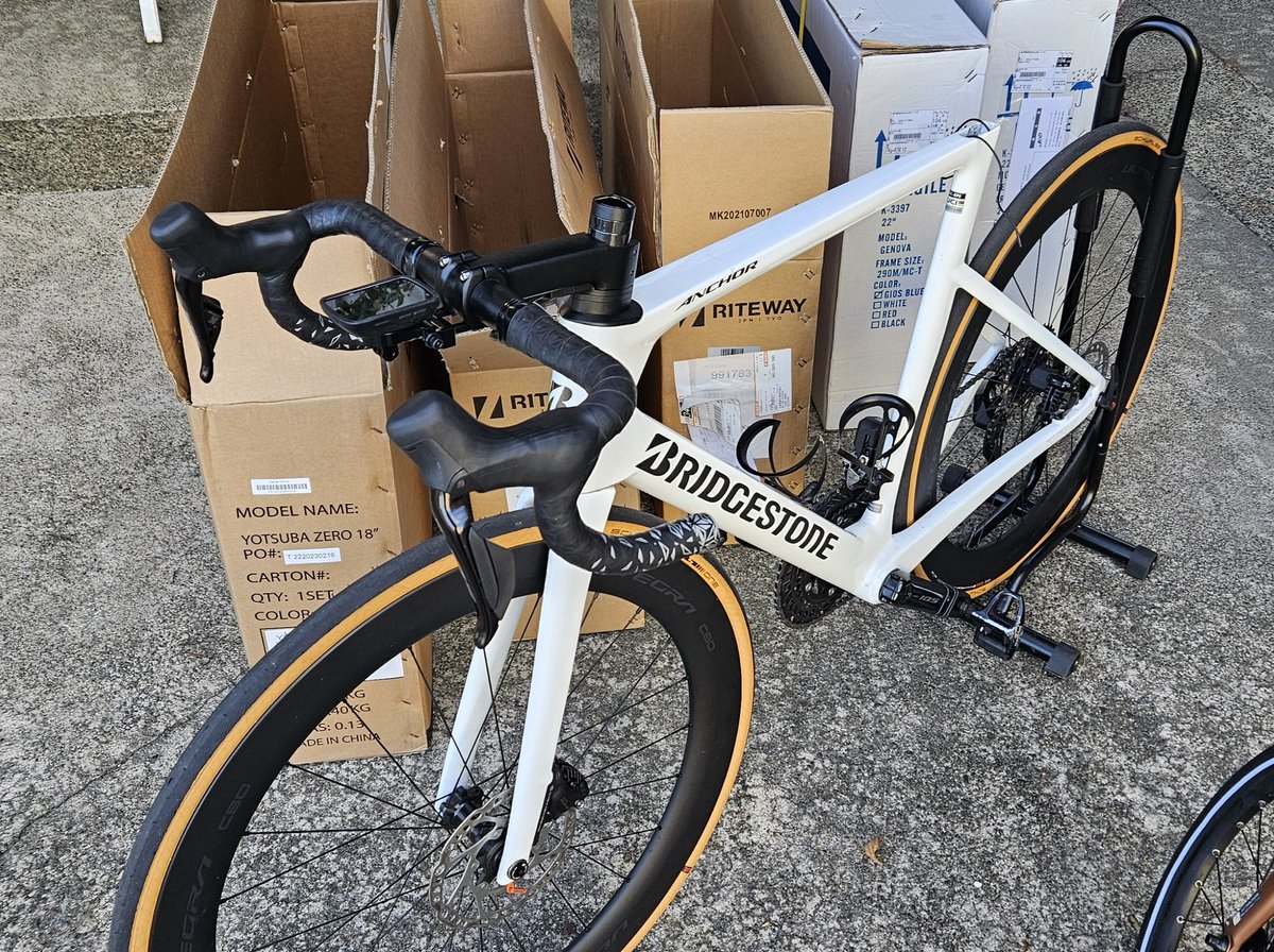 o10usun's tweet photo. 自分の自転車にシートポストを移植してくれた店長の自転車(涙)
環境はマジでプロレベル😭😭
走ることだけに集中させてもらえる(涙)
シートポスト貸してくれる自転車屋さんってあります？😢

#GhostCycle
#妙高市
#ロードバイク https://t.co/I77X5DRGt6