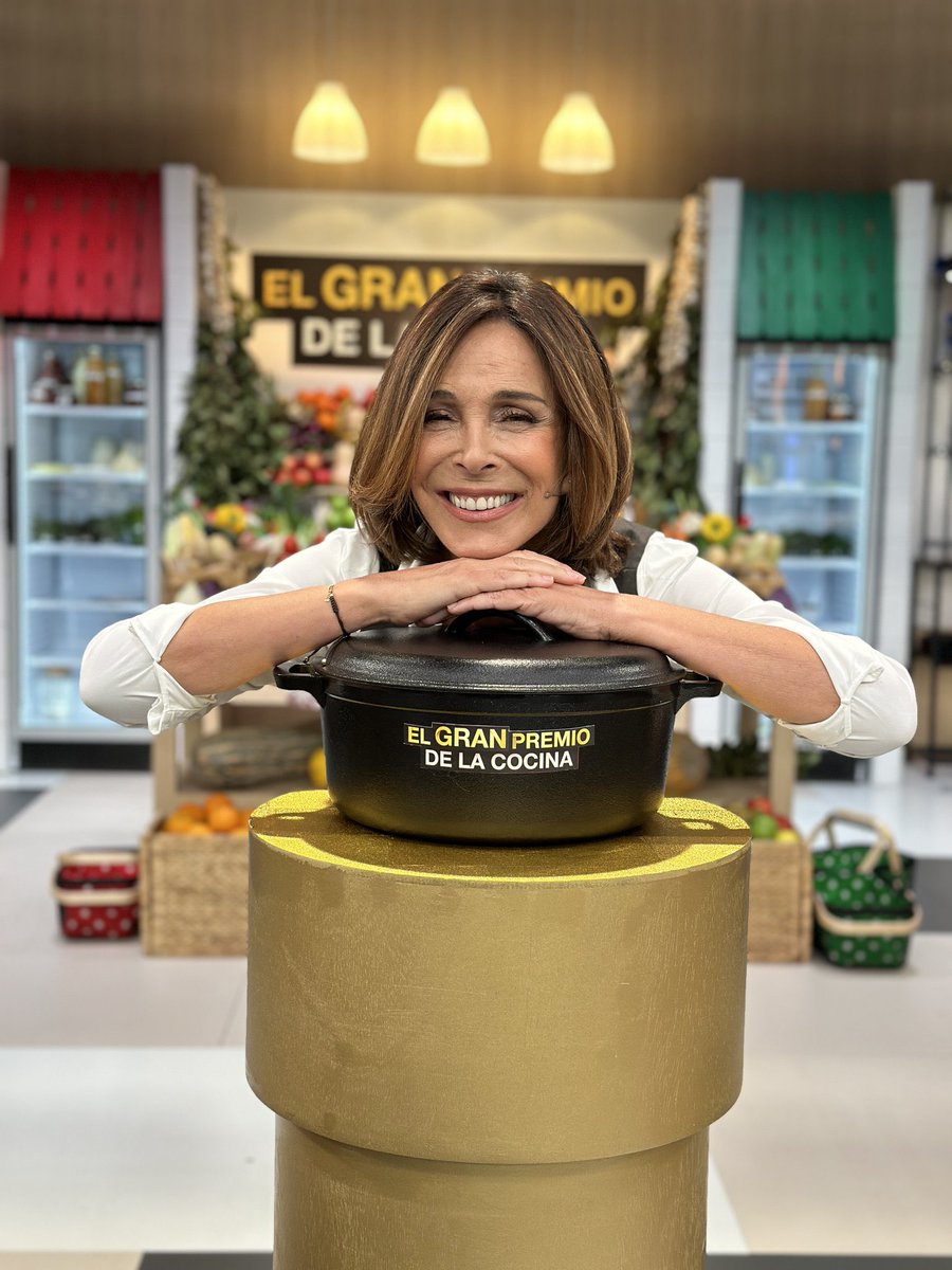 GPCocina_ESP's tweet photo. ⏰Hoy, a las 14:10 tenemos un alta y una baja. ⬆️⬇️

Y no me refiero a un duelo de estaturas, me refiero a que sumamos al gran @ninoredruello 👨‍🍳 como jurado y, lamentablemente, decimos adiós a un participante. 😭😭😭

Hay día que son de sonrisas y lágrimas... 🤣🥲

#GPCocina110 https://t.co/7t9LnDXlBc