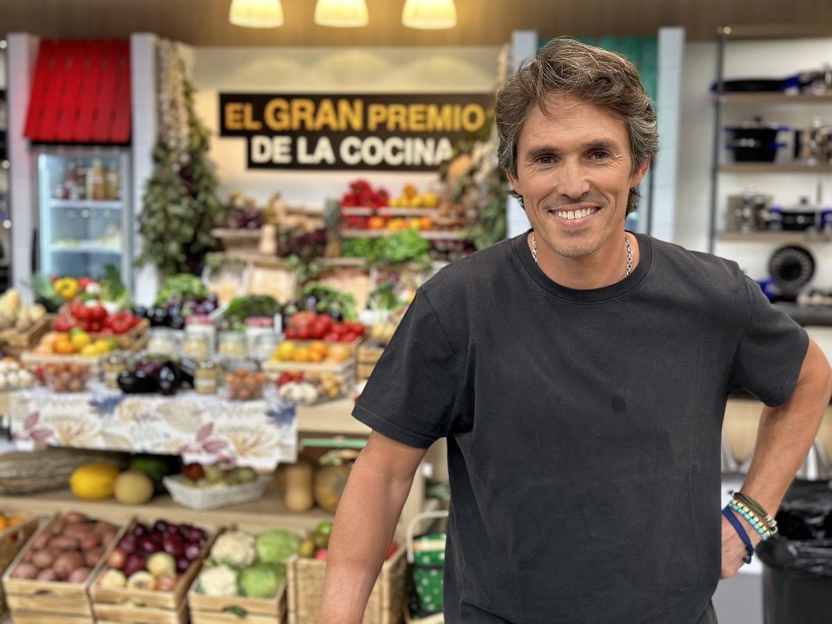 GPCocina_ESP's tweet photo. ⏰Hoy, a las 14:10 tenemos un alta y una baja. ⬆️⬇️

Y no me refiero a un duelo de estaturas, me refiero a que sumamos al gran @ninoredruello 👨‍🍳 como jurado y, lamentablemente, decimos adiós a un participante. 😭😭😭

Hay día que son de sonrisas y lágrimas... 🤣🥲

#GPCocina110 https://t.co/7t9LnDXlBc