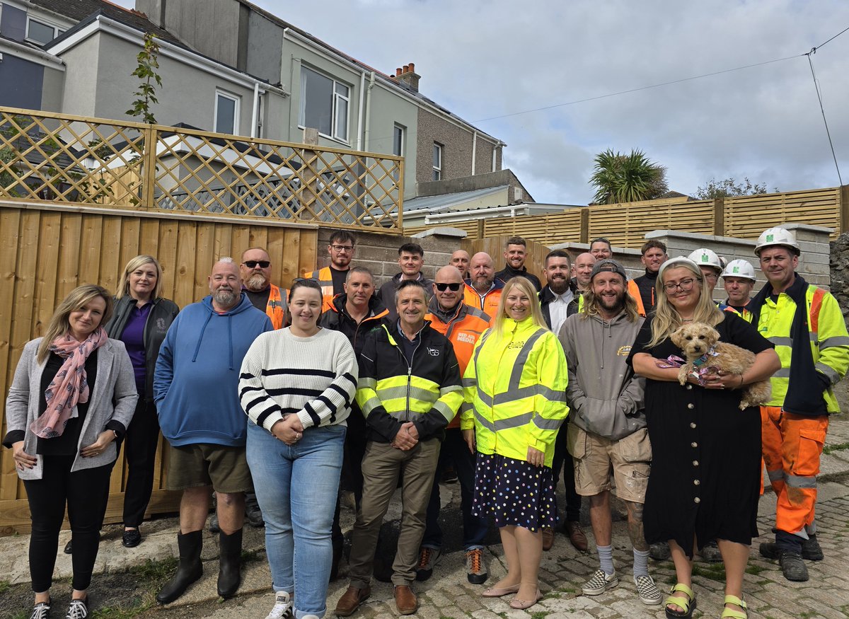 👏 Big thank you to all those contractors who gave up their time, equipment &amp; supplies to help repair the damage to three back gardens in Keyham following the bomb incident earlier this year! The gardens are finished and look great! Watch our short film 👇
ow.ly/NeSu50TJuQM