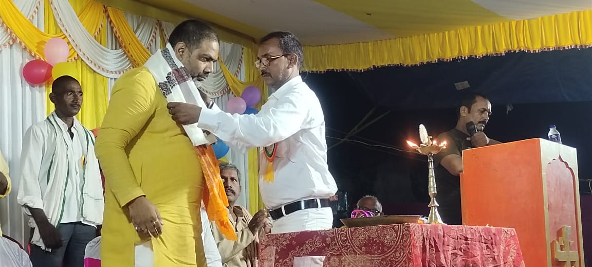 AnandSinghmla's tweet photo. औरंगाबाद विधानसभा अंतर्गत विद्युत कॉलोनी, कर्मा रोड दुर्गा पूजा पंडाल में शाम में माता की आरती, राजोई, भवर बिगहा, सहाय विगहा एवं पवई में दुर्गा पूजा के अवसर पर आयोजित सांस्कृतिक कार्यक्रमों में सम्मिलित हुआ !! https://t.co/YGHdVRtpQw
