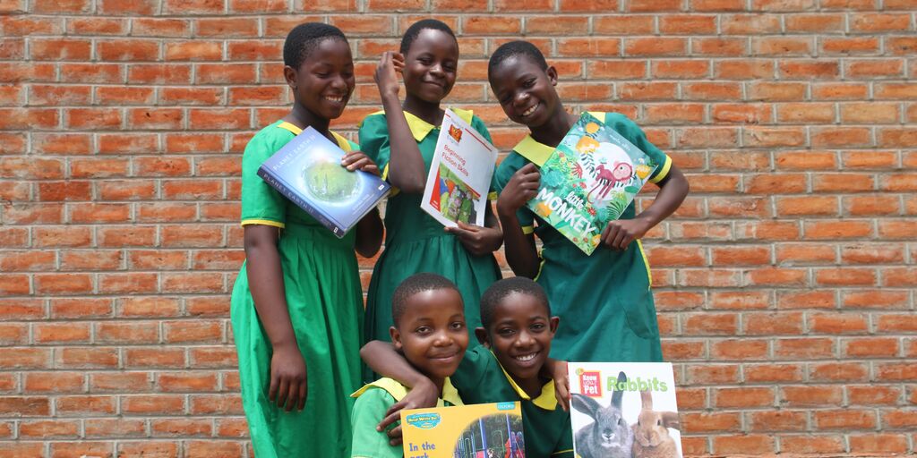 Book_Aid's tweet photo. To celebrate #InternationalDayOfTheGirl, our Trustee and Co-Director of the Africa Oxford Initiative, Dr Anne Makenna invited five @UniofOxford scholars to share their thoughts on the power of books in girls' lives.
Read their inspiring piece here: https://t.co/m6sJB1ChAd https://t.co/RmX4A4wS3v